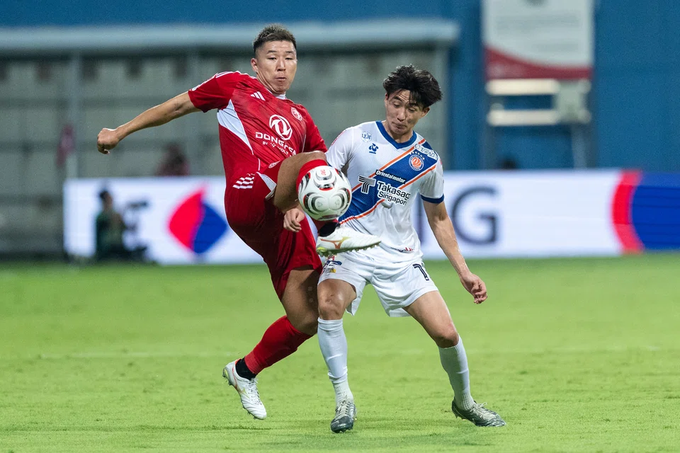 Pengalaman bekas pertahanan Tampines Rovers, Shuya Yamashita (kiri), menjadi sandaran Young Lions untuk mengekang jentera serangan pantas skuad ‘The Stags’.