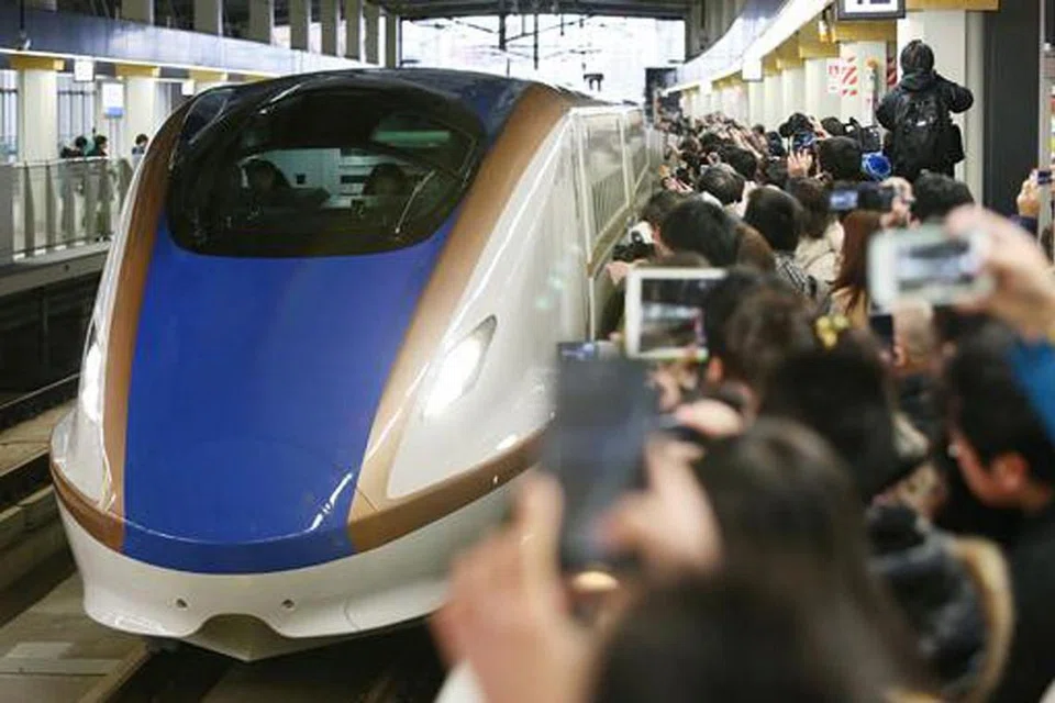 DI JEPUN: Kereta api laju pertamanya dilancarkan pada 1964 yang menghubungkan Tokyo dengan Osaka. Jepun kini memperkenalkan khidmat yang lebih laju melalui kereta api Shinkansen di Tohoku dan Hokkaido. - Foto AFP