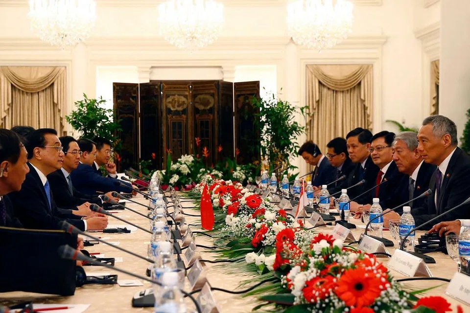 BINCANG PELBAGAI ISU: Barisan pemimpin Singapura yang diketuai Encik Lee (kanan) bertemu Encik Li Keqiang (dua dari kiri) di Istana semalam. - Foto AFP