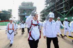 PERLU BERSIAP SEDIA: Menteri Tenaga Manusia merangkap Menteri Kedua Perdagangan dan Perusahaan, Encik Tan See Leng (depan kiri) tekankan pentingnya untuk perniagaan meneruskan usaha transformasi untuk mempertingkatkan kemahiran pekerja masing-masing. Perniagaan dan pekerja perlu bersedia menghadapi risiko sejagat dalam ekonomi global yang lebih perlahan.