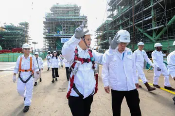 PERLU BERSIAP SEDIA: Menteri Tenaga Manusia merangkap Menteri Kedua Perdagangan dan Perusahaan, Encik Tan See Leng (depan kiri) tekankan pentingnya untuk perniagaan meneruskan usaha transformasi untuk mempertingkatkan kemahiran pekerja masing-masing. Perniagaan dan pekerja perlu bersedia menghadapi risiko sejagat dalam ekonomi global yang lebih perlahan.