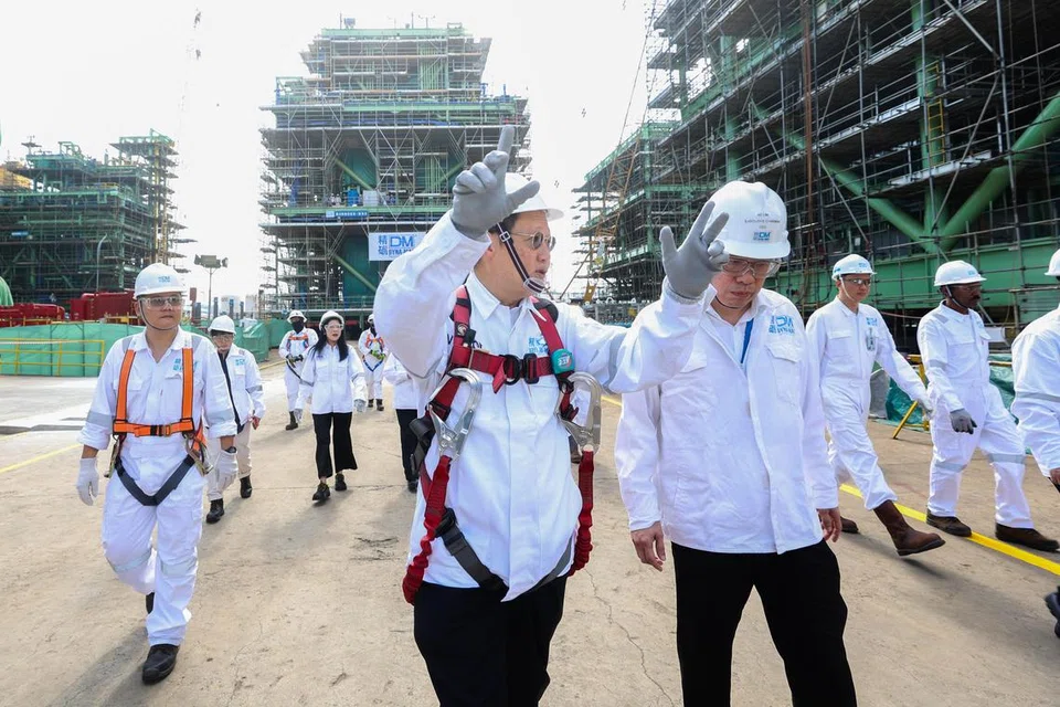 PERLU BERSIAP SEDIA: Menteri Tenaga Manusia merangkap Menteri Kedua Perdagangan dan Perusahaan, Encik Tan See Leng (depan kiri) tekankan pentingnya untuk perniagaan meneruskan usaha transformasi untuk mempertingkatkan kemahiran pekerja masing-masing. Perniagaan dan pekerja perlu bersedia menghadapi risiko sejagat dalam ekonomi global yang lebih perlahan.
