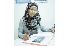 SUDAH MULAKAN HIDUP BARU: Cik Darling kini diberi tugas menjalankan kerja pemasaran di Persatuan Hira. Beliau telah tiga tahun meninggalkan dadah dan kini berasa gembira dan tenang bersama keluarganya. - Foto JOHARI RAHMAT