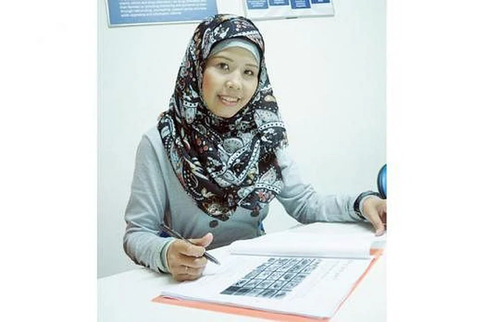 SUDAH MULAKAN HIDUP BARU: Cik Darling kini diberi tugas menjalankan kerja pemasaran di Persatuan Hira. Beliau telah tiga tahun meninggalkan dadah dan kini berasa gembira dan tenang bersama keluarganya. - Foto JOHARI RAHMAT