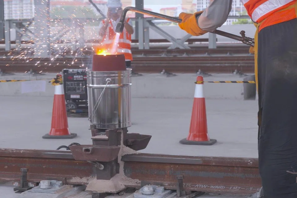 Bahan termik iaitu aluminium dan oksida logam bertindak balas bagi menghasilkan logam cair yang mengisi jurang antara segmen landasan rel, sebelum logam itu dibiarkan sejuk untuk dikisar agar tidak bergerigi.