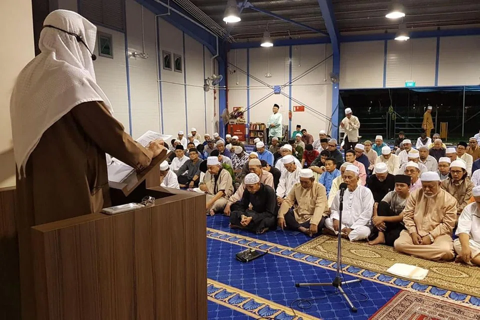 SAMBUTAN HANGAT: Di bangunan sementara Masjid Darul Ghufran di Tampines, sekitar 360 jemaah, termasuk sekitar 90 wanita, hadir bagi menunaikan solat gerhana bulan dan mendengar ceramah awal pagi semalam. - Foto MASJID DARUL GHUFRAN