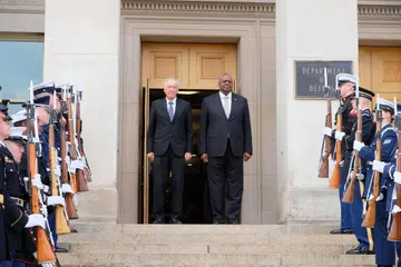 SAMBUTAN PENUH HORMAT: Menteri Pertahanan, Dr Ng Eng Hen (kiri), disambut Setiausaha Pertahanan Amerika Syarikat, Encik Lloyd Austin, di Pentagon, Amerika Syarikat, pada 6 Disember. 