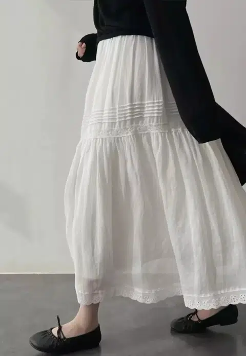 Untuk gaya yang lebih anggun dan feminin, skirt renda boleh dipadankan dengan blaus daripada sutera atau satin, sesuai untuk majlis istimewa.