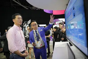 KUNJUNGI PAMERAN: Encik Ong Ye Kung (kiri) mengunjung pameran di acara Pesta FinTech Singapura, yang juga sempena Minggu Inovasi dan Technologi Singapura (Switch), di Singapore Expo, semalam. - Foto BH oleh GIN TAY