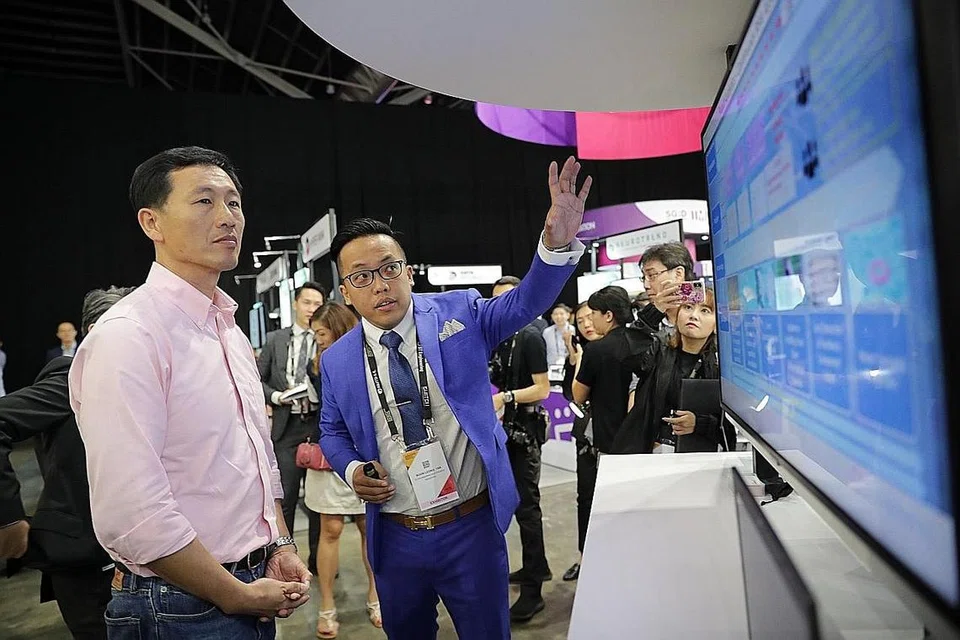 KUNJUNGI PAMERAN: Encik Ong Ye Kung (kiri) mengunjung pameran di acara Pesta FinTech Singapura, yang juga sempena Minggu Inovasi dan Technologi Singapura (Switch), di Singapore Expo, semalam. - Foto BH oleh GIN TAY