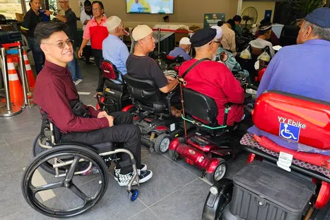 Encik Asyraf Ghazali, 30 tahun (kiri), yang terpaksa menggunakan kerusi roda sejak 2019 akibat kemalangan motosikal amat menghargai sukarelawan masjid yang menyediakan ruang untuk dirinya meletakkan kereta berhampiran dengan masjid.
