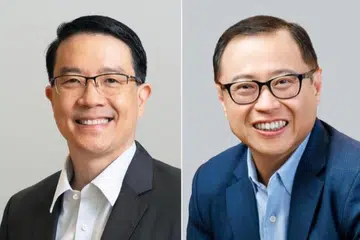Encik Ang Hao Yao (kiri) mengambil alih daripada Encik Arthur Lang, yang telah berkhidmat hampir lima tahun sebagai pengerusi Yayasan Buah Pinggang Kebangsaan (NKF). 