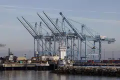 Deretan kren di Pelabuhan Los Angeles, Long Beach, California, pada 3 Februari sedang China mengenakan tarif ke atas import dari Amerika Syarikat pada 4 Februari sebagai tindak balas pantas terhadap cukai baharu yang dikenakan Amerika ke atas barangan China. 
