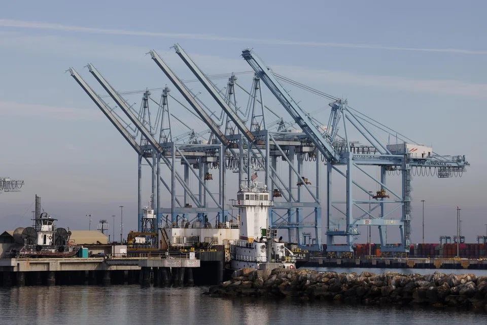 Deretan kren di Pelabuhan Los Angeles, Long Beach, California, pada 3 Februari sedang China mengenakan tarif ke atas import dari Amerika Syarikat pada 4 Februari sebagai tindak balas pantas terhadap cukai baharu yang dikenakan Amerika ke atas barangan China. 