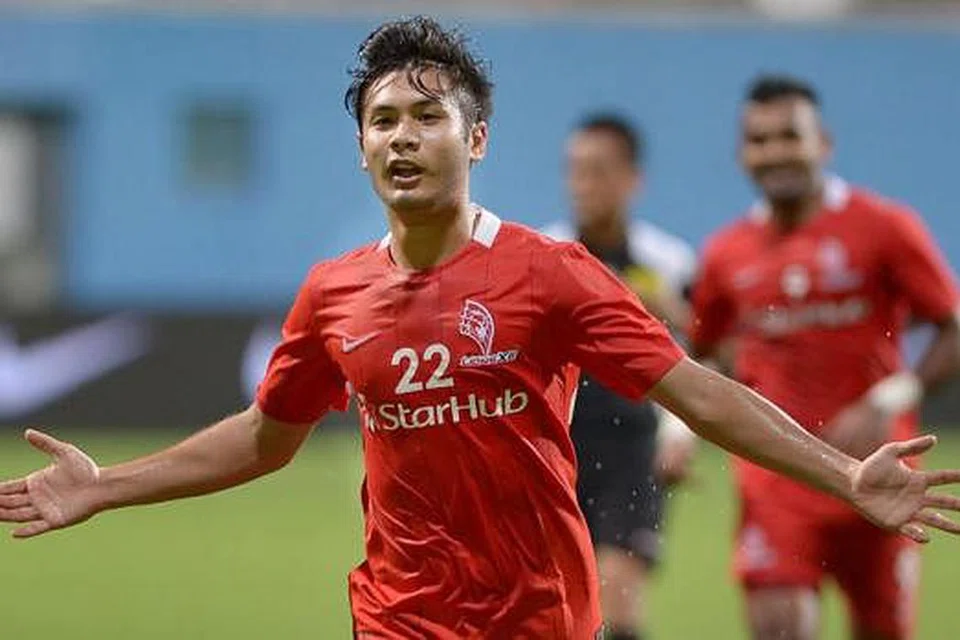 PRESTASI SEMAKIN MENYERLAH: 'Muka baru' pasukan LionsXII, Christopher van Huizen, kian mempamerkan prestasi cemerlang dan turut dipilih dalam senarai awal skuad Bawah 23 Tahun yang ditugaskan memenangi pingat emas di Sukan SEA Ke-28 Singapura ini tidak lama lagi. - Foto fail