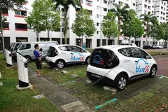 DITAMBAH: Syarikat perkongsian kereta elektrik BlueSG telah menambah lagi 140 tempat mengecas di serata tempat meletak kereta Lembaga Perumahan dan Pembangunan (HDB) dan Penguasa Pembangunan Semula Bandar (URA).- Foto fail