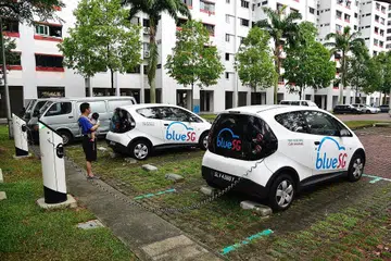 DITAMBAH: Syarikat perkongsian kereta elektrik BlueSG telah menambah lagi 140 tempat mengecas di serata tempat meletak kereta Lembaga Perumahan dan Pembangunan (HDB) dan Penguasa Pembangunan Semula Bandar (URA).- Foto fail