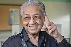 MANTAN PERDANA MENTERI: Tun Dr Mahathir Mohamad, menyaksikan gagasan Gerakan Tanah Air (GTA) yang dipimpinnya mengalami kekalahan teruk dalam pilihan raya umum ke-15. - Foto REUTERS