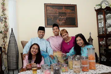 CERIA RAYA BERSAMA: Hishammudin dan isteri, Suhailah, bersyukur anak-anak mereka - (dari kiri) Dhaniyah, Daim dan Dorrah - dapat bersama di pangkuan keluarga tersayang sempena Lebaran tahun ini. Pasangan ini berpangkalan di Kuala Lumpur tetapi berpeluang menghabiskan minggu pertama Raya di rumah ibu bapa Hishammudin di Bedok North. - Foto JOHARI RAHMAT