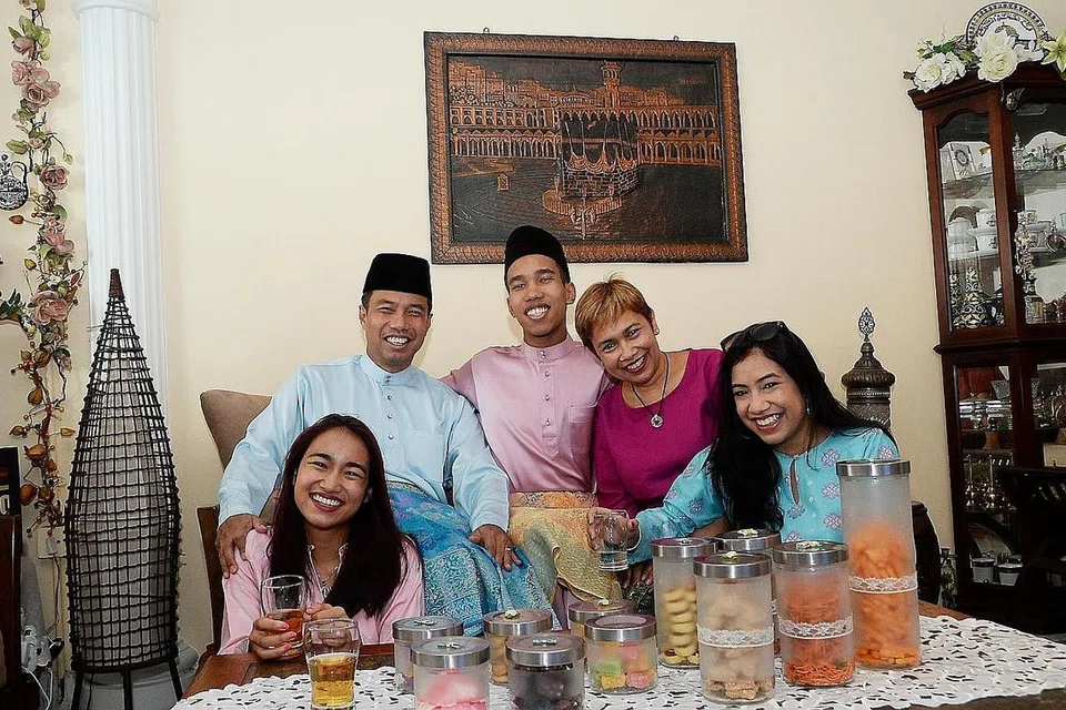 CERIA RAYA BERSAMA: Hishammudin dan isteri, Suhailah, bersyukur anak-anak mereka - (dari kiri) Dhaniyah, Daim dan Dorrah - dapat bersama di pangkuan keluarga tersayang sempena Lebaran tahun ini. Pasangan ini berpangkalan di Kuala Lumpur tetapi berpeluang menghabiskan minggu pertama Raya di rumah ibu bapa Hishammudin di Bedok North. - Foto JOHARI RAHMAT