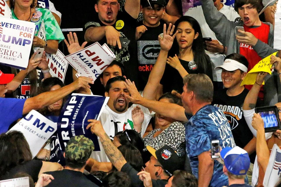 LAKUKAN BANTAHAN: Seorang penunjuk perasaan cuba mengganggu Encik Trump dan penyokongnya sewaktu acara di Albuquerque, New Mexico, kelmarin. - Foto REUTERS