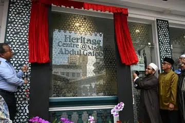 (Dari kiri) Pengarah Kanan Sektor Satu Masjid, Majlis Ugama Islam Singapura (Muis), Encik Zalman Ali; Mufti Dr Nazirudin Mohd Nasir; Pengerusi Masjid Abdul Gafoor, Encik Paiman Supangat, dan hadirin dalam majlis pelancaran rasmi Pusat Warisan Masjid Abdul Gafoor pada 14 Februari.