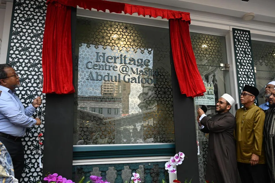 (Dari kiri) Pengarah Kanan Sektor Satu Masjid, Majlis Ugama Islam Singapura (Muis), Encik Zalman Ali; Mufti Dr Nazirudin Mohd Nasir; Pengerusi Masjid Abdul Gafoor, Encik Paiman Supangat, dan hadirin dalam majlis pelancaran rasmi Pusat Warisan Masjid Abdul Gafoor pada 14 Februari.