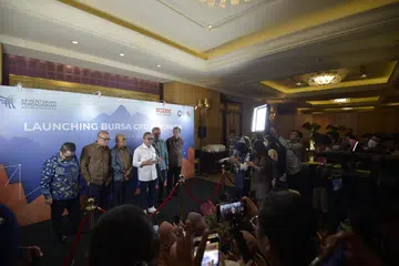 KONTRAK NIAGA HADAPAN DILANCAR: Menteri Perdagangan Indonesia, Encik Zulkifli Hasan (baju putih) bercakap kepada pemberita semasa pelancaran pertukaran minyak sawit mentah (CPO) pada Jumaat dan dijangka mula beroperasi pada 23 Oktober.