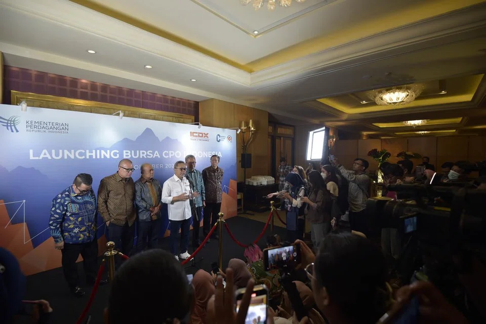 KONTRAK NIAGA HADAPAN DILANCAR: Menteri Perdagangan Indonesia, Encik Zulkifli Hasan (baju putih) bercakap kepada pemberita semasa pelancaran pertukaran minyak sawit mentah (CPO) pada Jumaat dan dijangka mula beroperasi pada 23 Oktober.