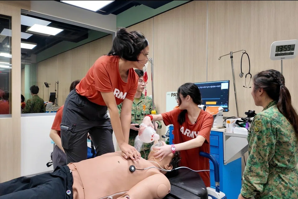 Wartawan Berita Harian, Insyirah Mohd Shukor (kiri), melakukan pernafasan kecemasan atau resusitasi kardiopulmonari (CPR) ke atas patung semasa latihan simulasi misi menyelamat dalam Kem Latihan Wanita (WBC) 2025.