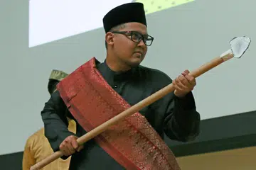 KISAH MENARIK: Salah satu aksi dalam kisah Singapura dilanggar todak, yang dilakonkan di acara 'Teroka Si Cilik'. - Foto MOHD HAIQEL JAMALUDIN 