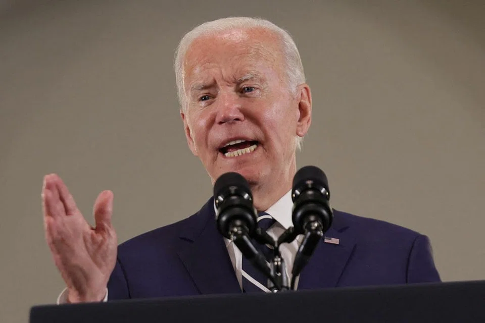 LAWATAN RASMI: Encik Joe Biden (atas) tiba di Arab Saudi semalam bagi lawatan rasmi ke negara itu setelah melawat Israel. Beliau antara lain dijadual bertemu dengan Putera Mahkota Mohammed Bin Salman. - Foto REUTERS, AFP