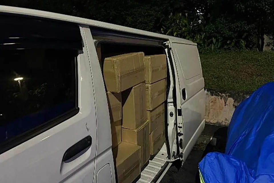 Secara keseluruhan, Kastam Singapura menemui 4,228 karton rokok yang tidak dibayar cukai di dua van. 