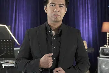 SENTIASA BERSEDIA: Amir Mansor teruja dan meluputkan rasa bimbang ketika diminta Pergas menghasilkan lagu iringan 'tabata', senaman pantas dan tangkas yang berkonsep keislaman.- Foto WISMA GEYLANG SERAI