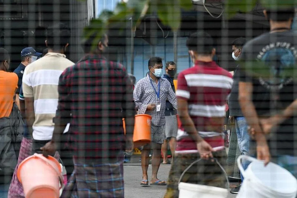 UJIAN PENGESAHAN KESIHATAN: Dua pertiga daripada pekerja asing yang menetap di dormitori sudah diuji dan didapati bebas daripada jangkitan Covid-19. - Foto AFP 