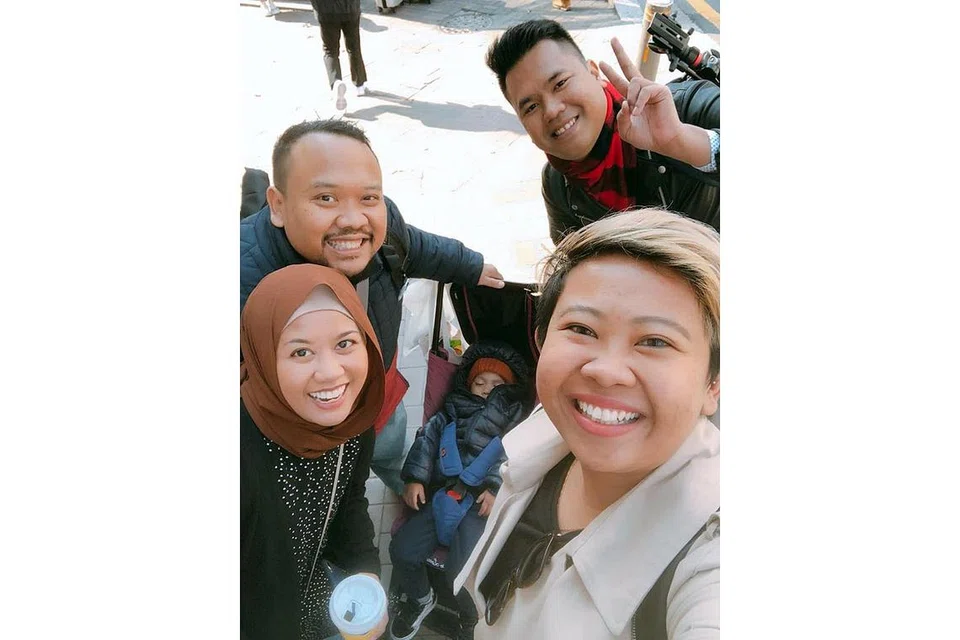 DESTINASI KEGEMARAN: Encik Yusri Sapari (belakang, kanan) dan Cik Jannah Monjiat (kanan) bersama rakan-rakan semasa kali terakhir mereka melawat Korea Selatan pada 2019. - Foto ihsan YUSRI SAPARI