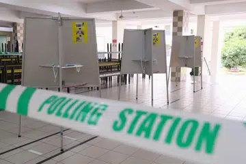 JARAK SELAMAT: Petak mengundi diasingkan sejauh satu meter untuk memastikan langkah jarak selamat antara pengundi dipatuhi. - Foto-foto ELD 