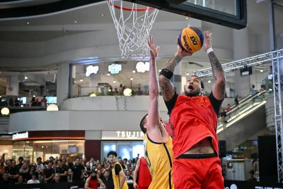 Westher Molteni daripada pasukan Lugano menjaringkan bola semasa final bola keranjang 3x3.EXE Super Premier pada 29 Mac.