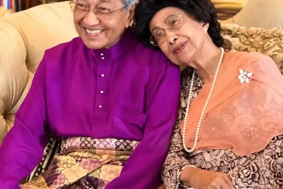 Foto mesra mantan Perdana Menteri Malaysia, Tun Dr Mahathir Mohamad dan isterinya, Allahyarhamha Tun Dr Siti Hasmah Mohamad Ali, yang menampakkan kemanjaan dua pasangan idola ramai ini.