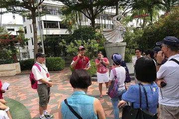 KONGSI KISAH TIONG BAHRU: Encik Mohamad Harris Mohd Hisam (bertopi dan berbaju merah) menjadi pemandu pelancong dalam Jejak Warisan Tiong Bahru, salah satu acara yang buat julung-julung kalinya diadakan sempena Festival Perancangan Bandar anjuran URA. - Foto FU JIATING
