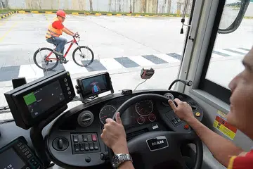 'MATA TAMBAHAN': Sebagai sebahagian daripada sistem amaran kenderaan bijak yang sedang dicuba 20 bas kini, pemandu boleh mendapatkan amaran menerusi skrin di hadapan mereka sekiranya ada pejalan kaki, penunggang basikal atau penunggang motosikal dekat tepi atau depan kenderaan. - Foto BH oleh ALPHONSUS CHERN