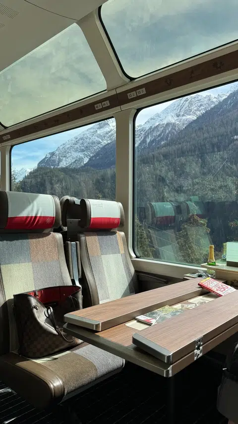 Pemandangan dari Glacier Express.