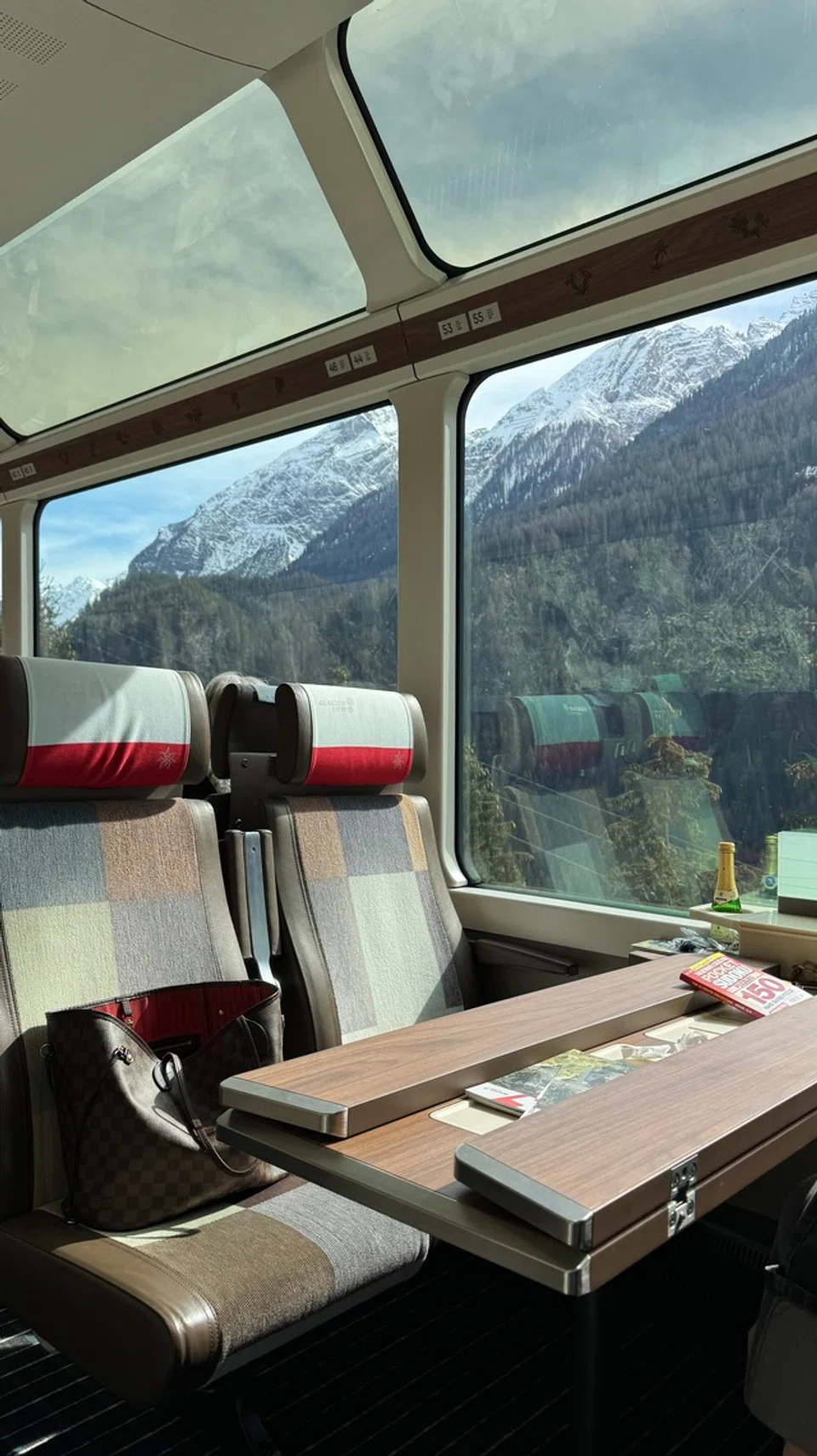 Pemandangan dari Glacier Express.