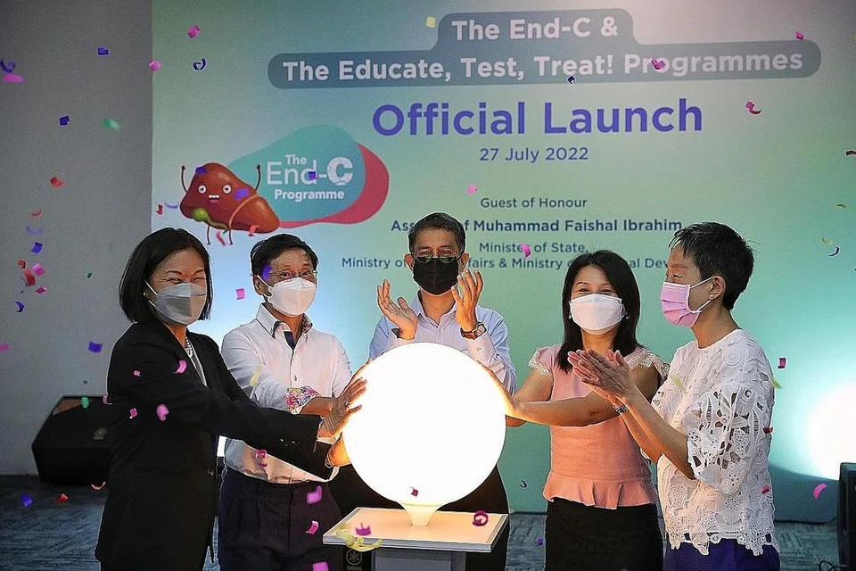 INISIATIF BARU: Dr Faishal Ibrahim (tengah) bersama kakitangan daripada HSCA, TTSH dan Gilead di pelancaran program Educate, Test, Treat! semalam. - Foto BH oleh KEVIN LIM