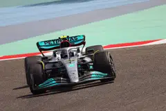 UJI KERETA: Jaguh pemandu Mercedes, Lewis Hamilton, menguji kereta barunya bagi musim ini di sesi ujian yang berlangsung di Litar Antarabangsa Bahrain kelmarin. - Foto AFP