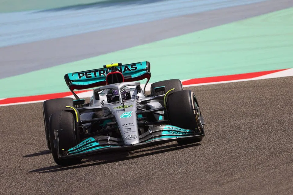 UJI KERETA: Jaguh pemandu Mercedes, Lewis Hamilton, menguji kereta barunya bagi musim ini di sesi ujian yang berlangsung di Litar Antarabangsa Bahrain kelmarin. - Foto AFP