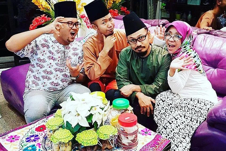 KESERASIAN TERBINA BIKIN LAGU RAYA: Dua Duta Bahasa yang dilantik Majlis Bahasa Melayu Singapura (MBMS), Asnida Daud (kanan) dan Megat Muhammad Firdaus (kiri) bekerjasama menghasilkan lagu Raya rancak, Rumba Raya dengan segala proses rakaman, adunan muzik dan komunikasi dihasilkan dalam talian. Bersama mereka dalam foto Lebaran dua tahun lalu di rumah Asnida adalah suami Asnida, Jeffrey Zauhari (dua dari kanan) dan sahabat baik Firdaus, Afi Hanafi. - Foto ihsan MEGAT MUHAMMAD FIRDAUS