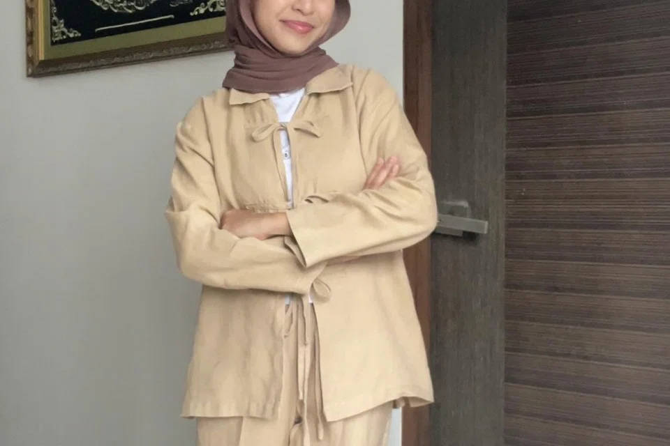 Pencipta kandungan media sosial, Cik Zakeerah Zain, menempah baju semasa di Hoi An, Vietnam, pada Disember 2023 lalu. 