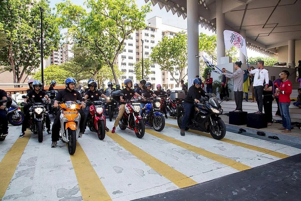SIAP BERBAKTI: Penunggang motosikal di Masjid Al-Ansar bersedia menghantar habuan makanan kepada keluarga miskin Sabtu lalu. - Foto ZALEHA ABDUL KADER