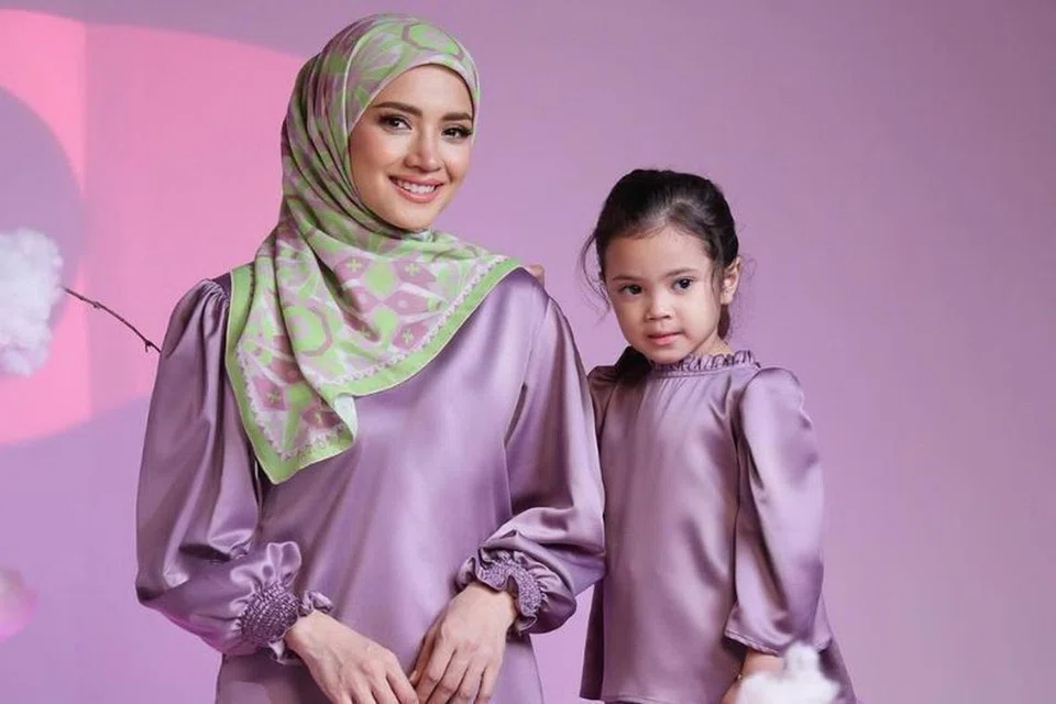 Nur Fazura Sharifuddin (kiri) sudah mula menerangkan dan mendidik anaknya, Nur Fatima Aisya Abdul Fattah, tentang puasa sejak 2024, lantas bersyukur apabila Fatima melahirkan keinginan berpuasa pada tahun ini (2025).
